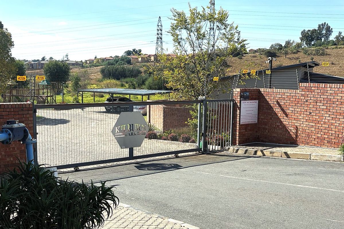 Stylish Top Floor Apartment To Rent In Wilgeheuwel - Photo 3