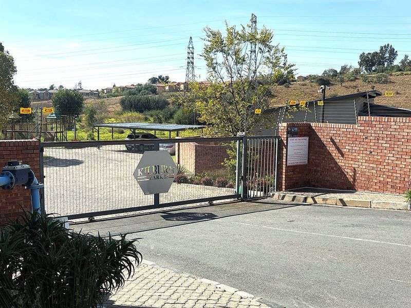 Stylish Top Floor Apartment To Rent In Wilgeheuwel - Photo 3