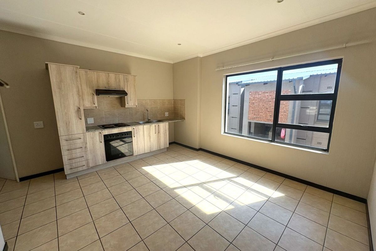 Stylish Top Floor Apartment To Rent In Wilgeheuwel - Photo 5