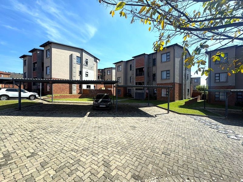 Stylish Top Floor Apartment To Rent In Wilgeheuwel - Photo 1