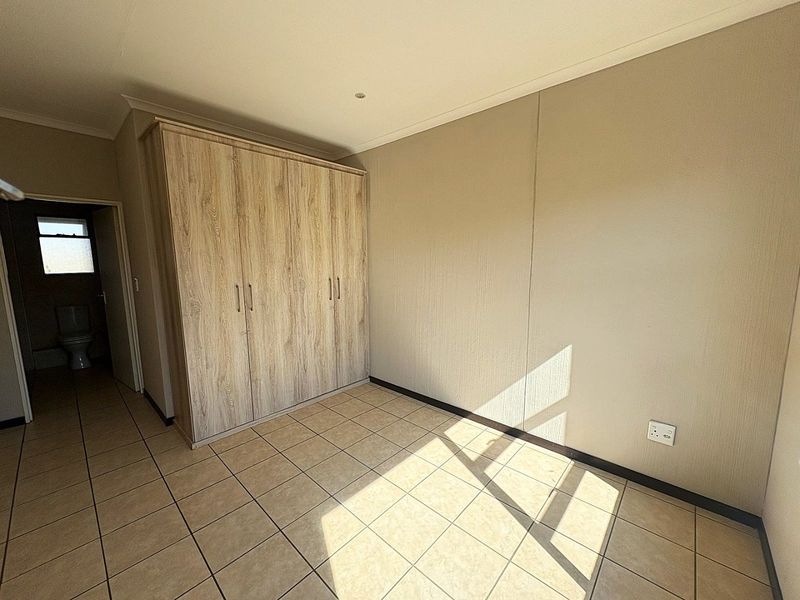 Stylish Top Floor Apartment To Rent In Wilgeheuwel - Photo 10