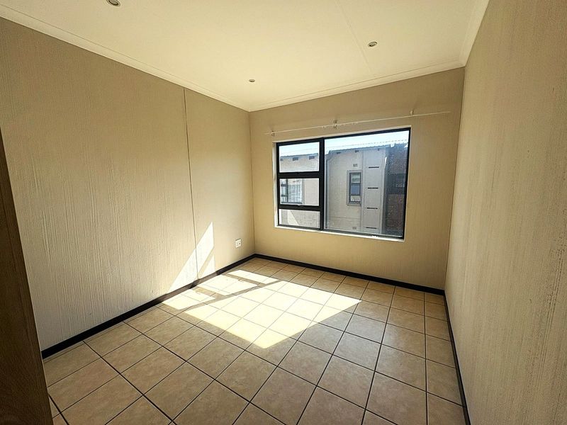 Stylish Top Floor Apartment To Rent In Wilgeheuwel - Photo 9