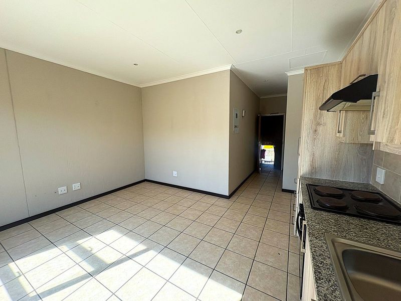 Stylish Top Floor Apartment To Rent In Wilgeheuwel - Photo 8