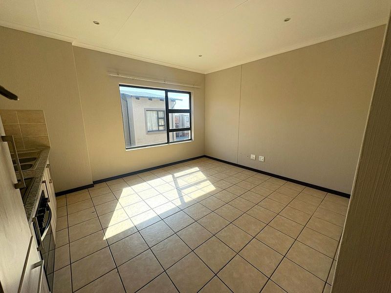 Stylish Top Floor Apartment To Rent In Wilgeheuwel - Photo 4