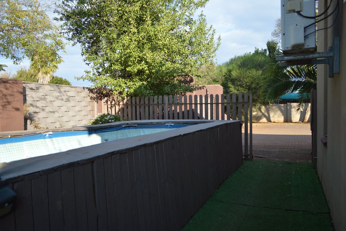 MODERN FAMILY LIVING WITH ENTERTAINMENT APPEAL, SOLAR CONVENIENCE AND SPACE TO THRIVE IN DORINGKRUIN - Photo 4