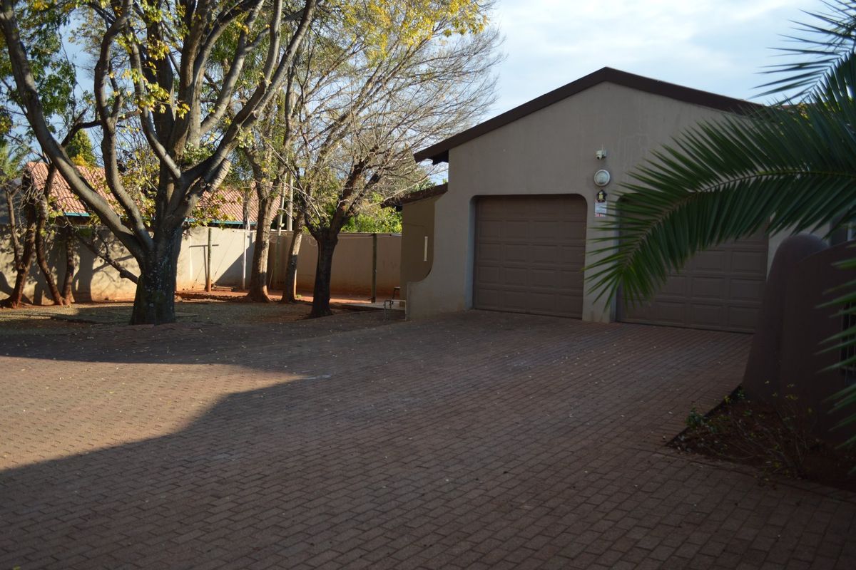 MODERN FAMILY LIVING WITH ENTERTAINMENT APPEAL, SOLAR CONVENIENCE AND SPACE TO THRIVE IN DORINGKRUIN - Photo 3