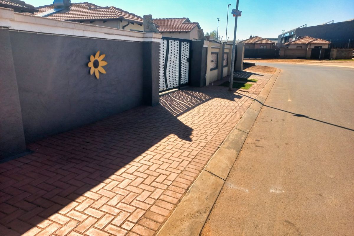 Secure & Spacious 3-Bed Family Home with Private Gym in Gated Area - Photo 2