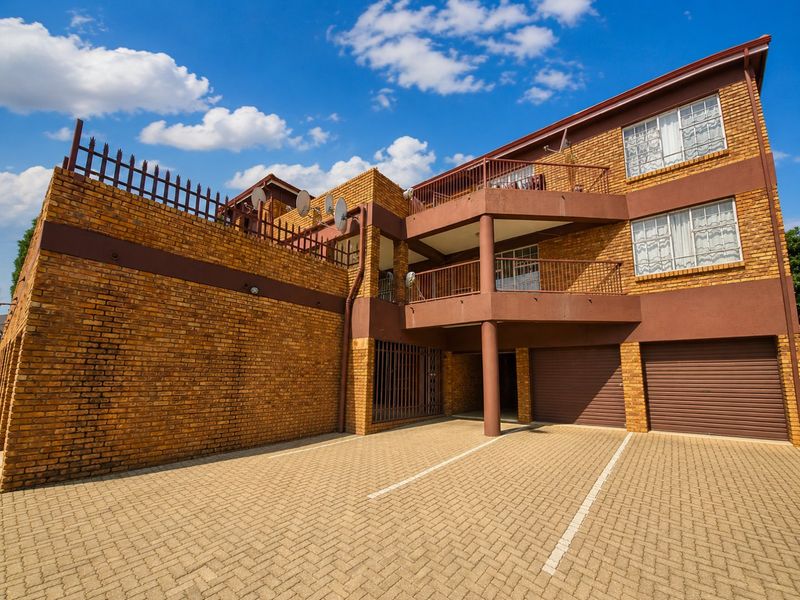 Spacious Croydon ground floor apartment with lock up garage! - Photo 1