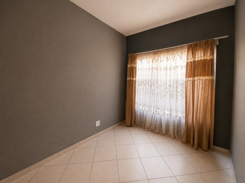 Spacious Croydon ground floor apartment with lock up garage! - Photo 10