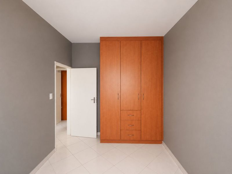 Spacious Croydon ground floor apartment with lock up garage! - Photo 9