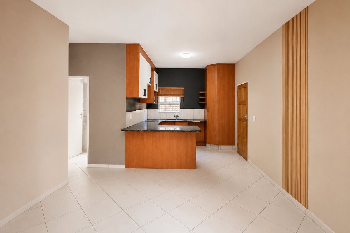 Spacious Croydon ground floor apartment with lock up garage! - Photo 3