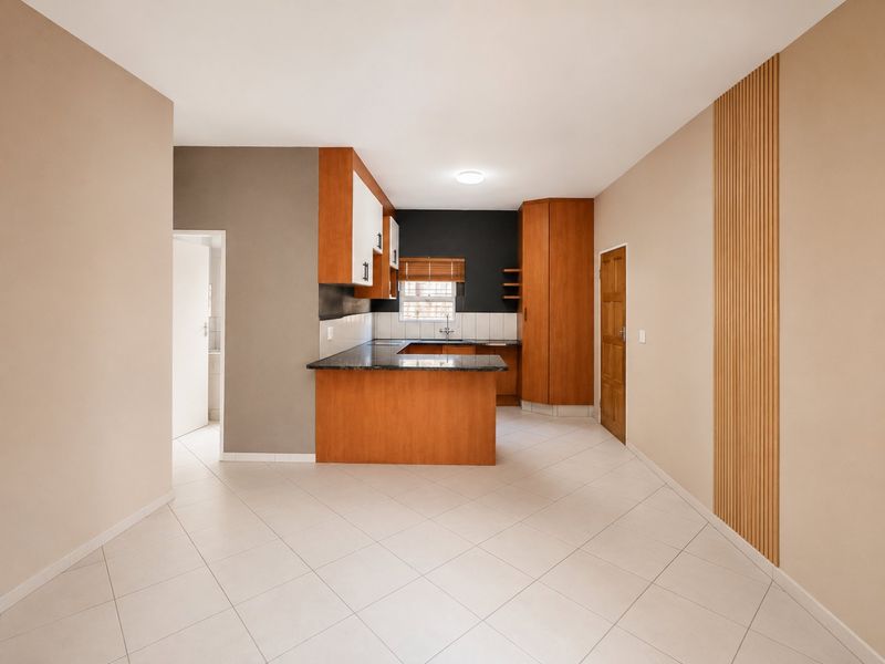 Spacious Croydon ground floor apartment with lock up garage! - Photo 3
