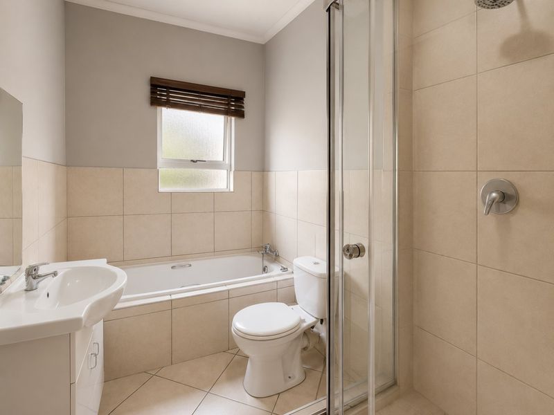Spacious Croydon ground floor apartment with lock up garage! - Photo 8