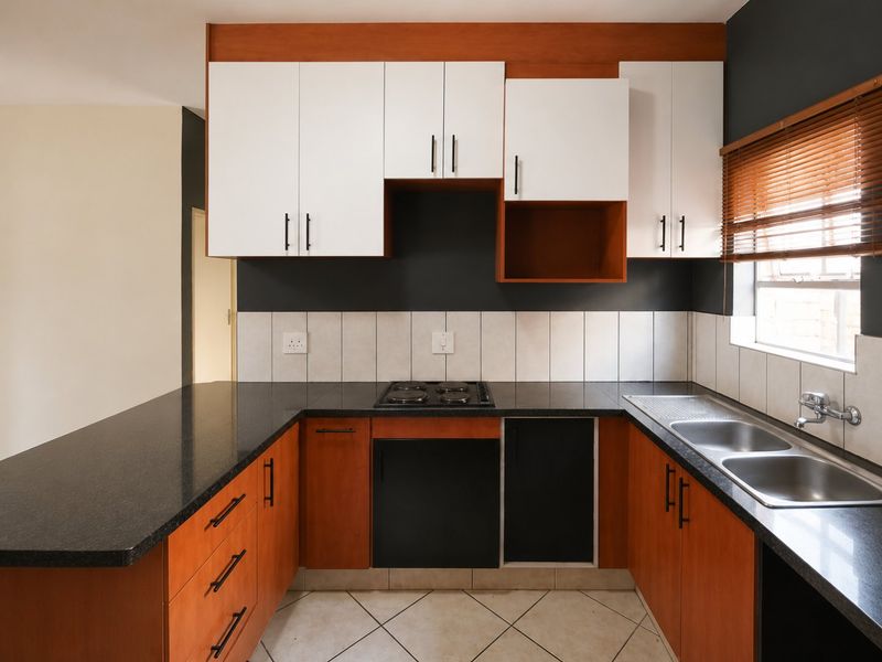 Spacious Croydon ground floor apartment with lock up garage! - Photo 4