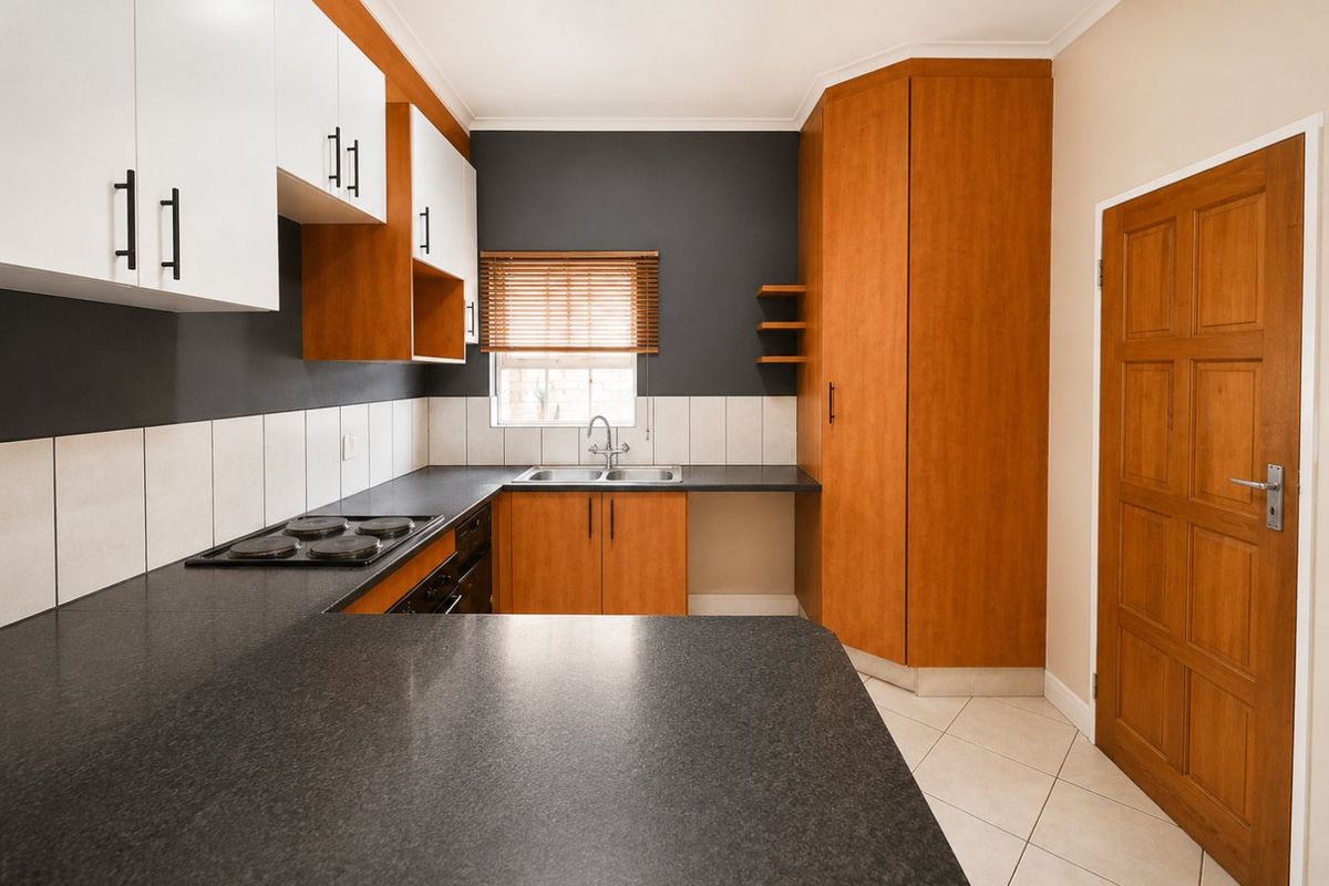 Spacious Croydon ground floor apartment with lock up garage! - Photo 2