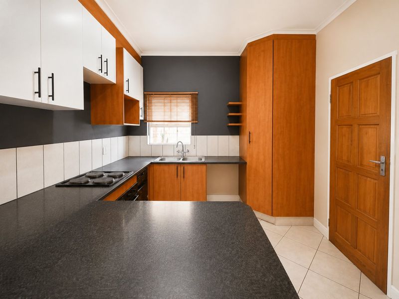 Spacious Croydon ground floor apartment with lock up garage! - Photo 2