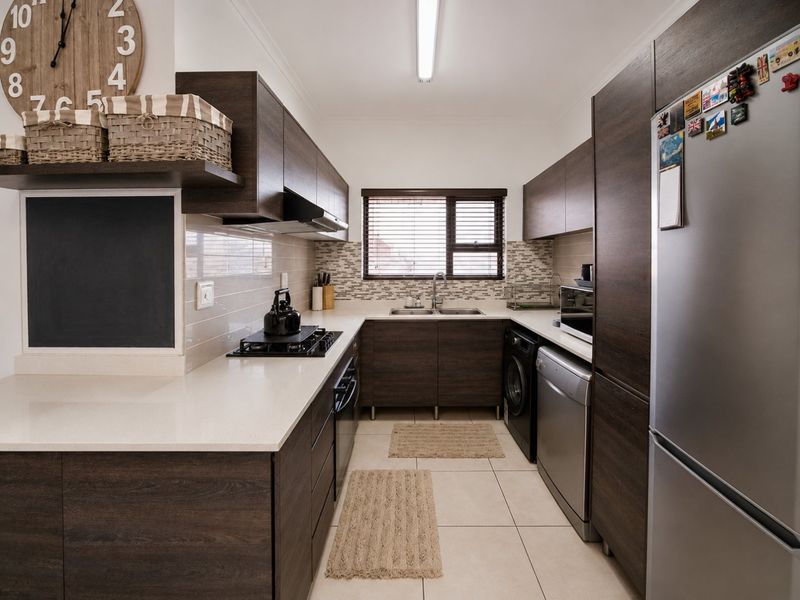 Spacious Greenstone aparment with Open Plan Living and extras! - Photo 4