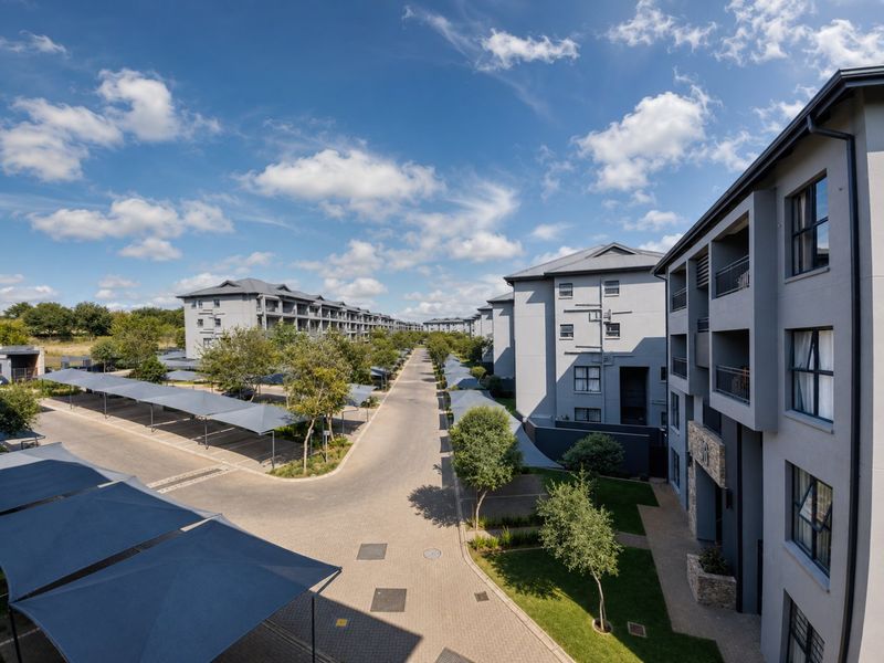 Spacious Modderfontein Apartment with Open Plan Living ideal for the Investor. - Photo 9
