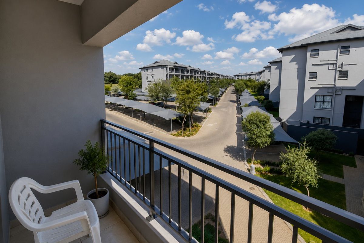 Spacious Modderfontein Apartment with Open Plan Living ideal for the Investor. - Photo 5