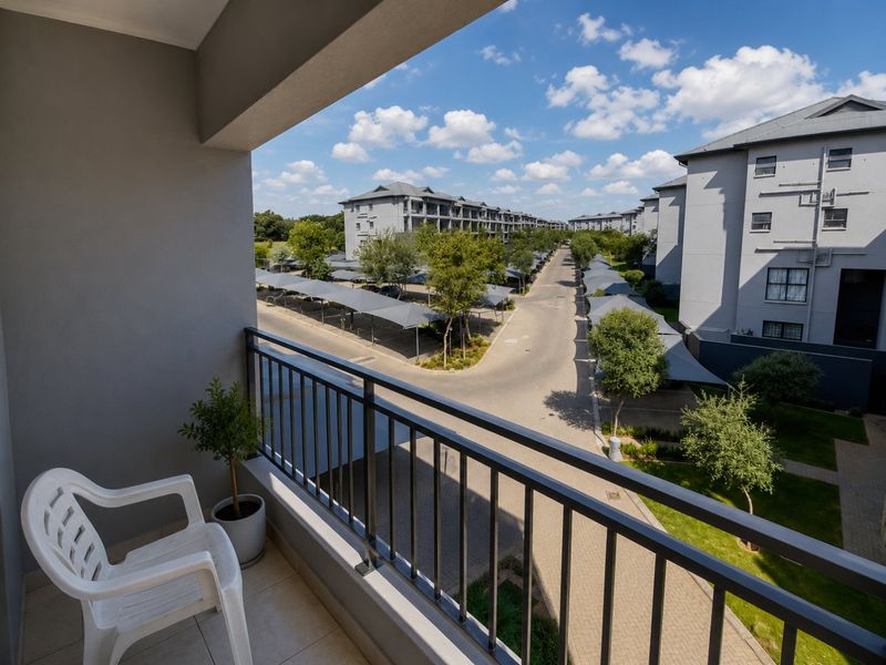 Spacious Modderfontein Apartment with Open Plan Living ideal for the Investor. - Photo 5