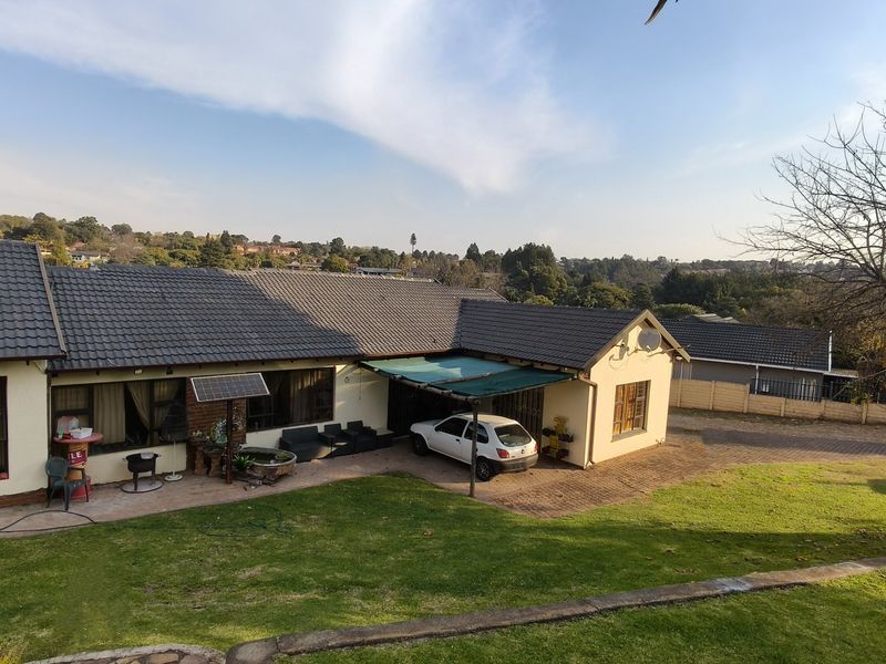 Spacious Krugersdorp Family Home with Pool and Fibre - Photo 2