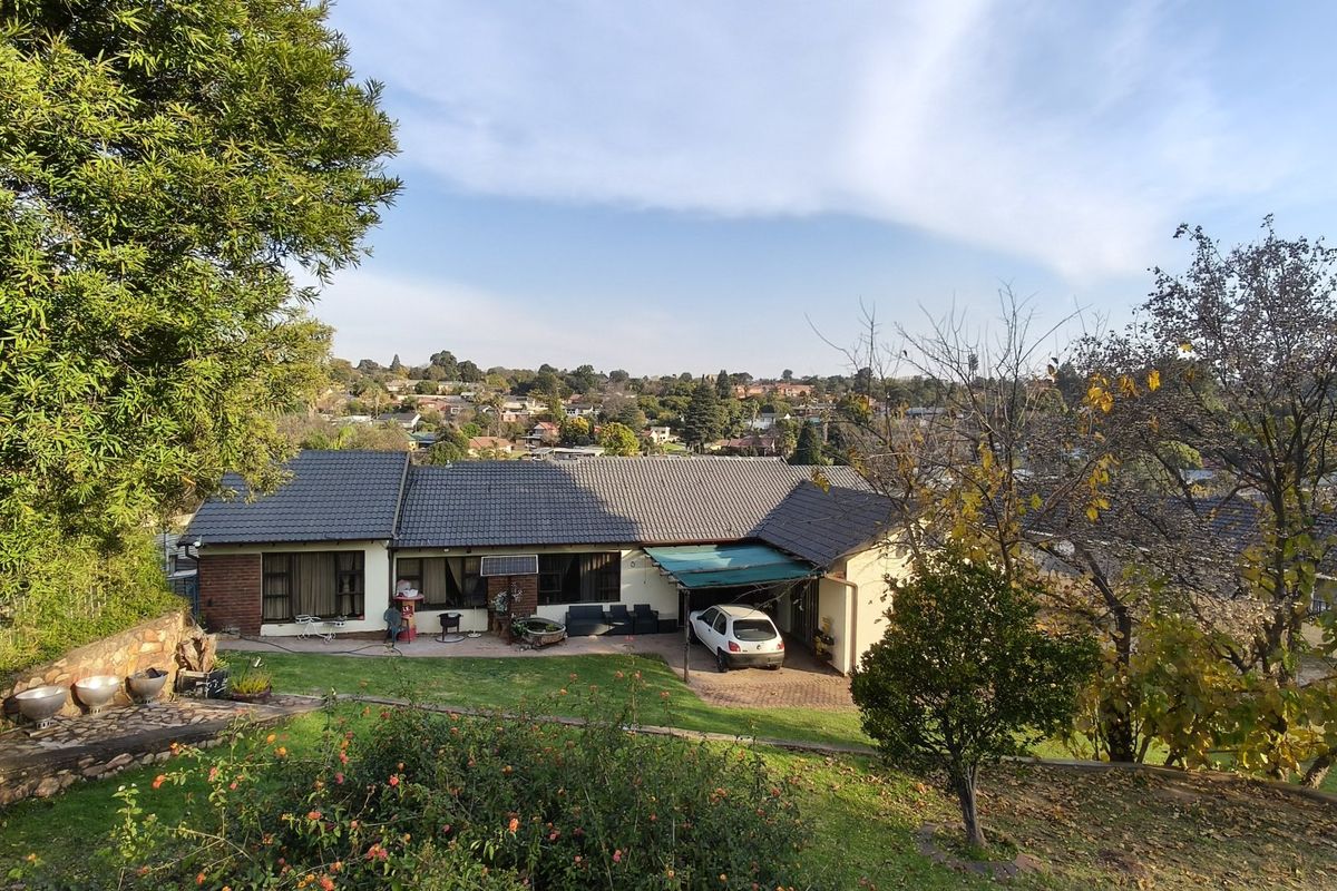 Spacious Krugersdorp Family Home with Pool and Fibre - Photo 3