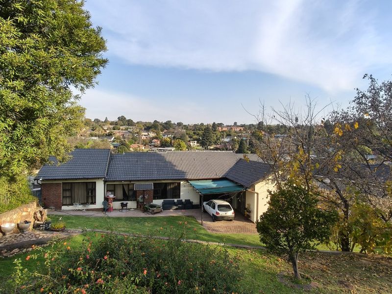 Spacious Krugersdorp Family Home with Pool and Fibre - Photo 3