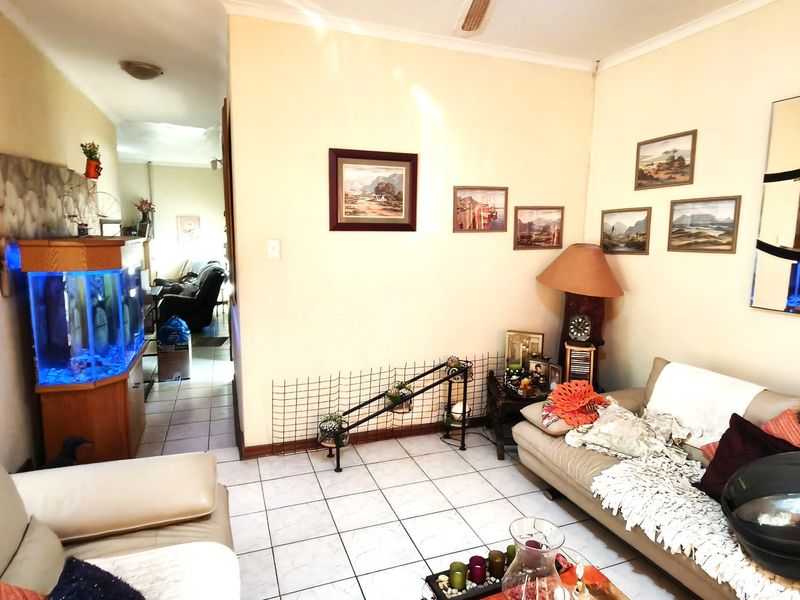 Spacious Krugersdorp Family Home with Pool and Fibre - Photo 9