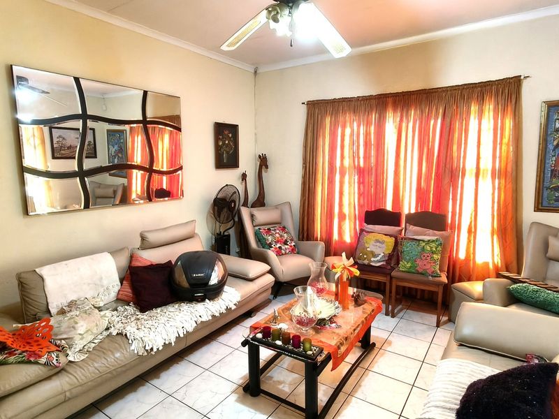 Spacious Krugersdorp Family Home with Pool and Fibre - Photo 8