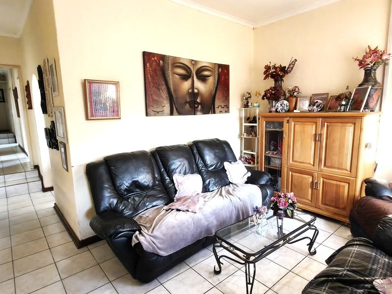Spacious Krugersdorp Family Home with Pool and Fibre - Photo 6