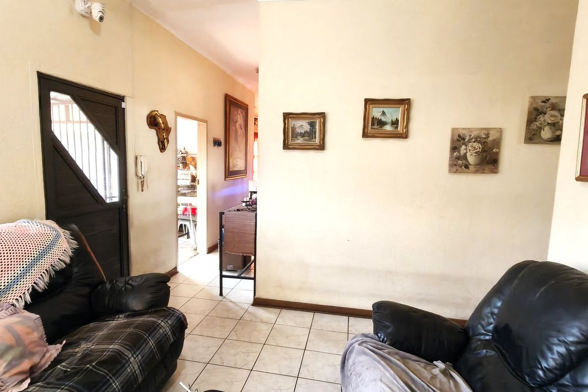 Spacious Krugersdorp Family Home with Pool and Fibre - Photo 5