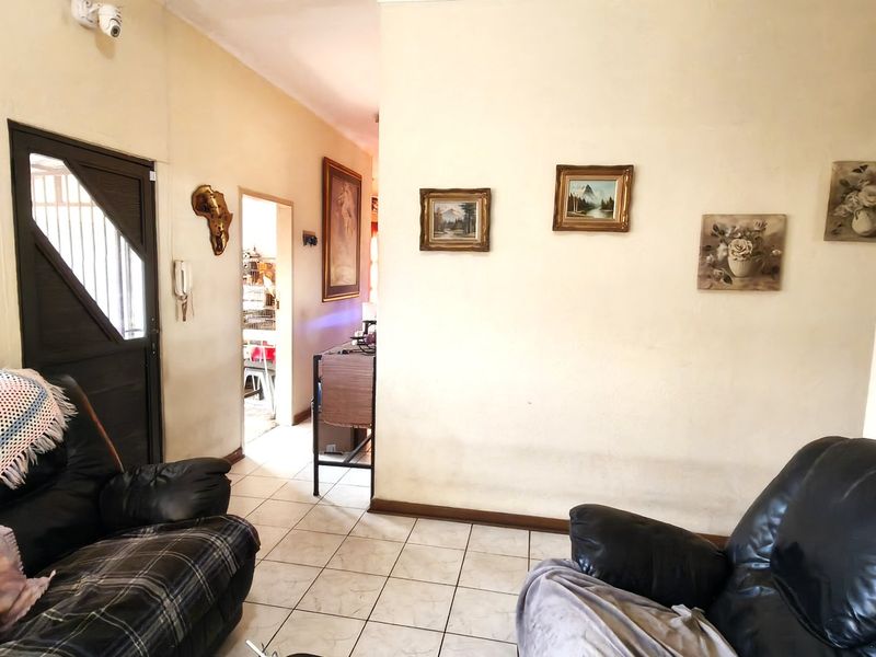 Spacious Krugersdorp Family Home with Pool and Fibre - Photo 5