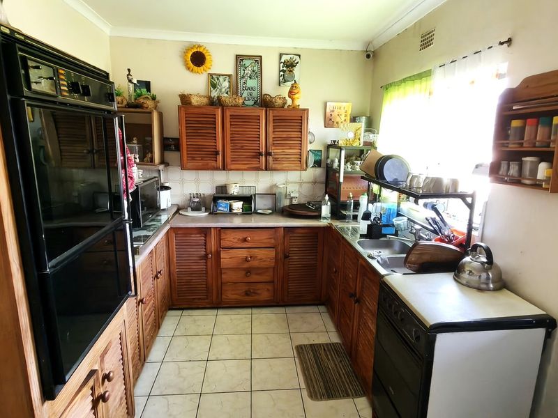 Spacious Krugersdorp Family Home with Pool and Fibre - Photo 10