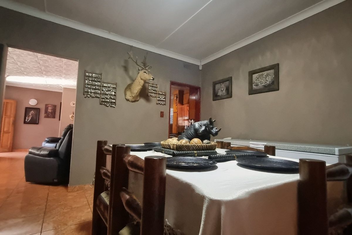 Spacious Three-Bedroom Home with Flat and Entertainment Areas - Photo 4