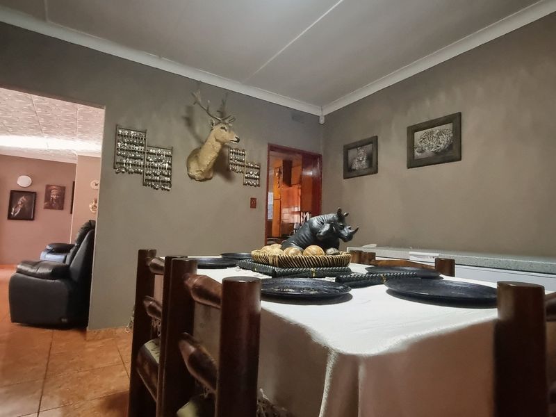 Spacious Three-Bedroom Home with Flat and Entertainment Areas - Photo 4