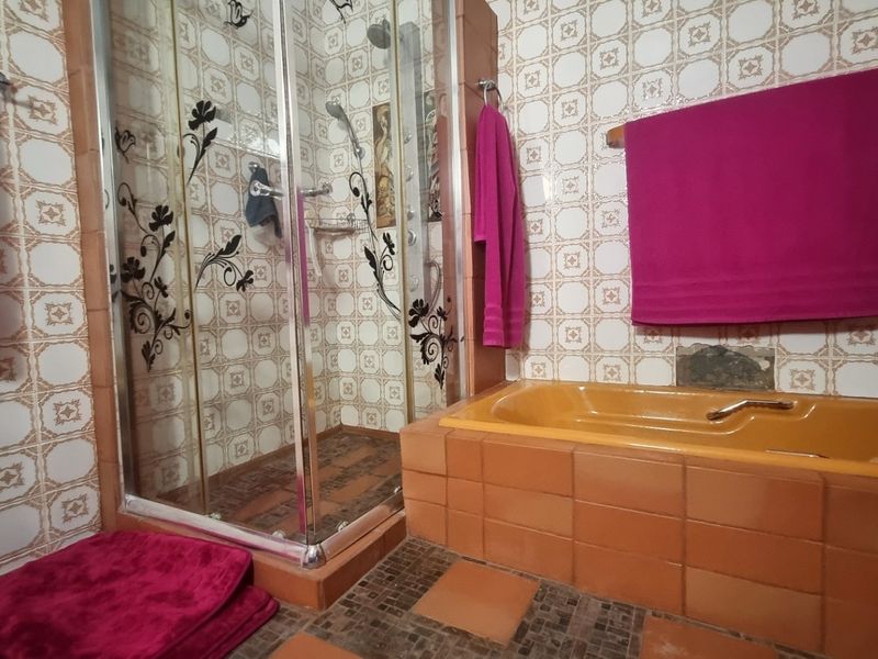 Spacious Three-Bedroom Home with Flat and Entertainment Areas - Photo 9