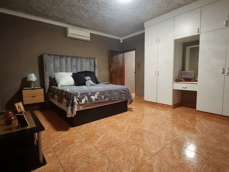 Spacious Three-Bedroom Home with Flat and Entertainment Areas - Photo 7