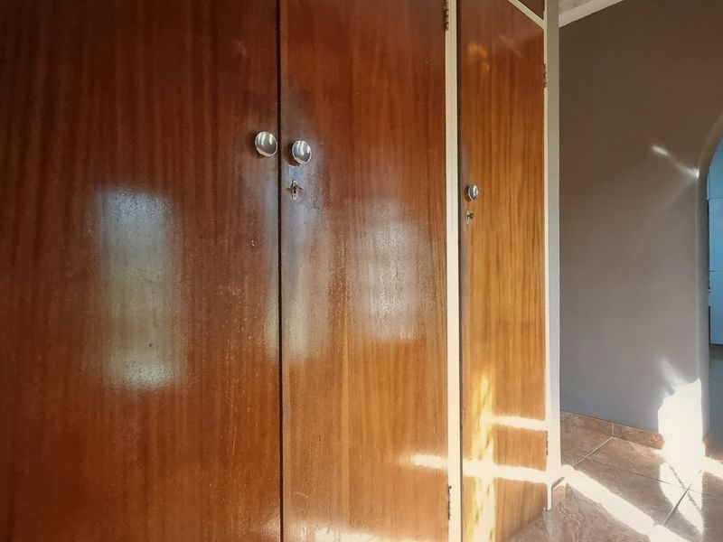 Spacious Three-Bedroom Home with Flat and Entertainment Areas - Photo 8