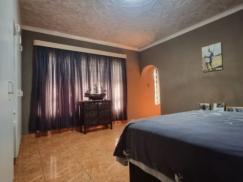 Spacious Three-Bedroom Home with Flat and Entertainment Areas - Photo 6