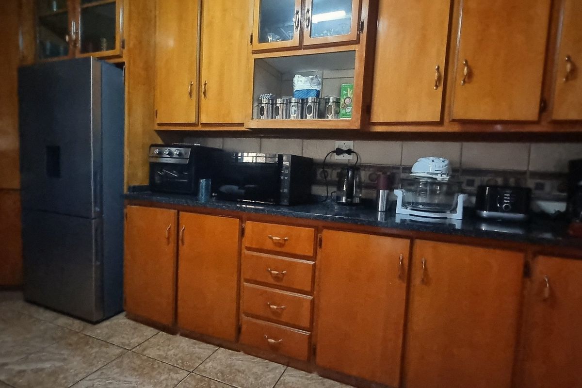 Spacious Three-Bedroom Home with Flat and Entertainment Areas - Photo 3