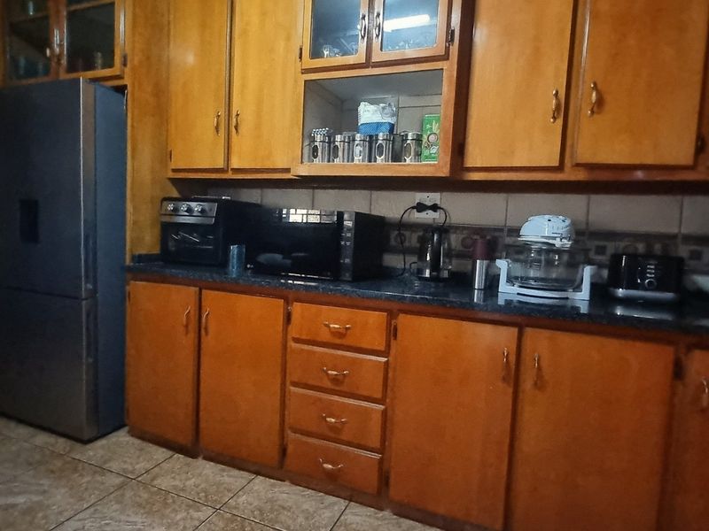Spacious Three-Bedroom Home with Flat and Entertainment Areas - Photo 3