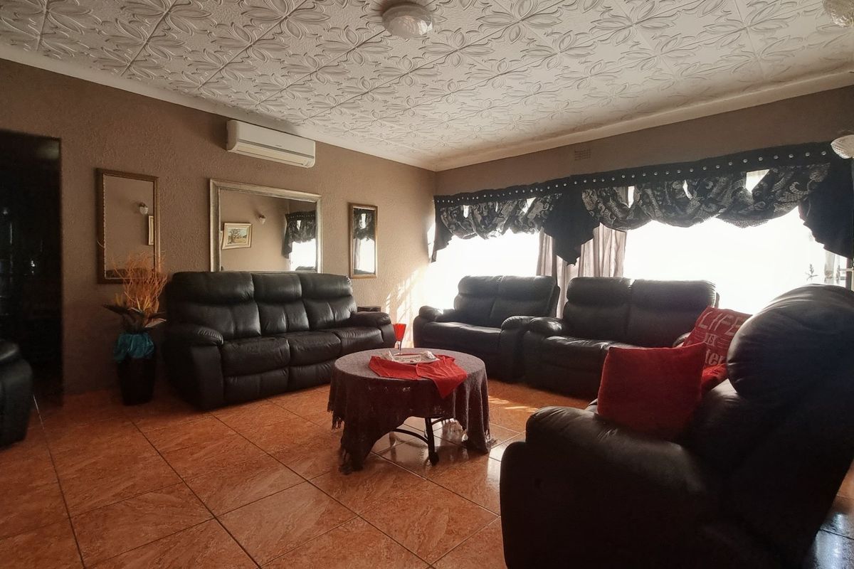 Spacious Three-Bedroom Home with Flat and Entertainment Areas - Photo 2