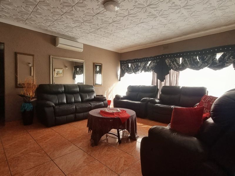 Spacious Three-Bedroom Home with Flat and Entertainment Areas - Photo 2