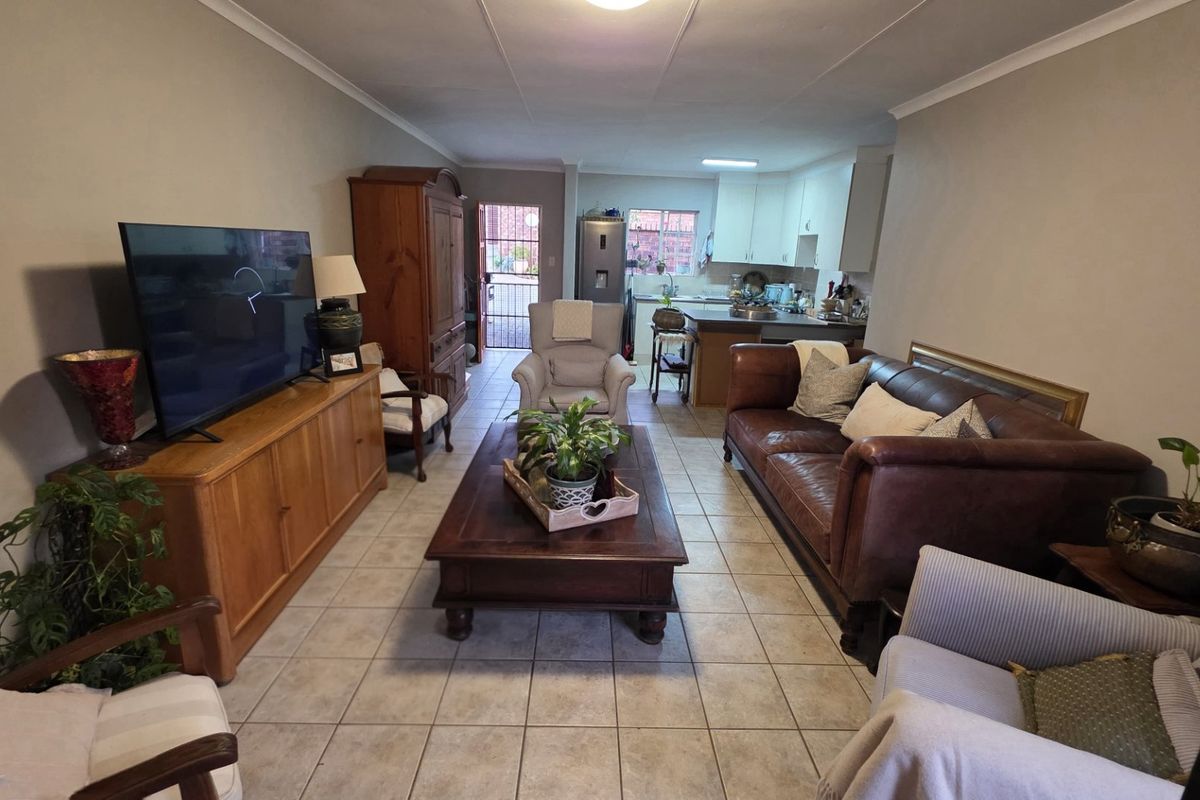 Spacious Magalieskruin Townhouse With Private Garden - Photo 4