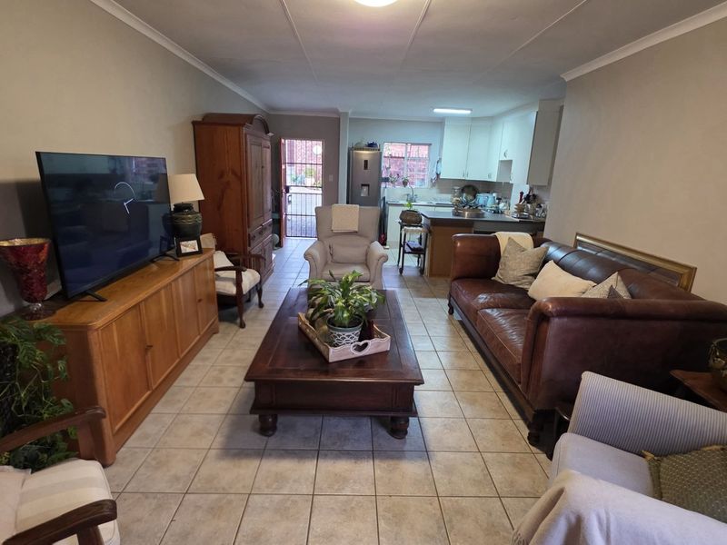 Spacious Magalieskruin Townhouse With Private Garden - Photo 4