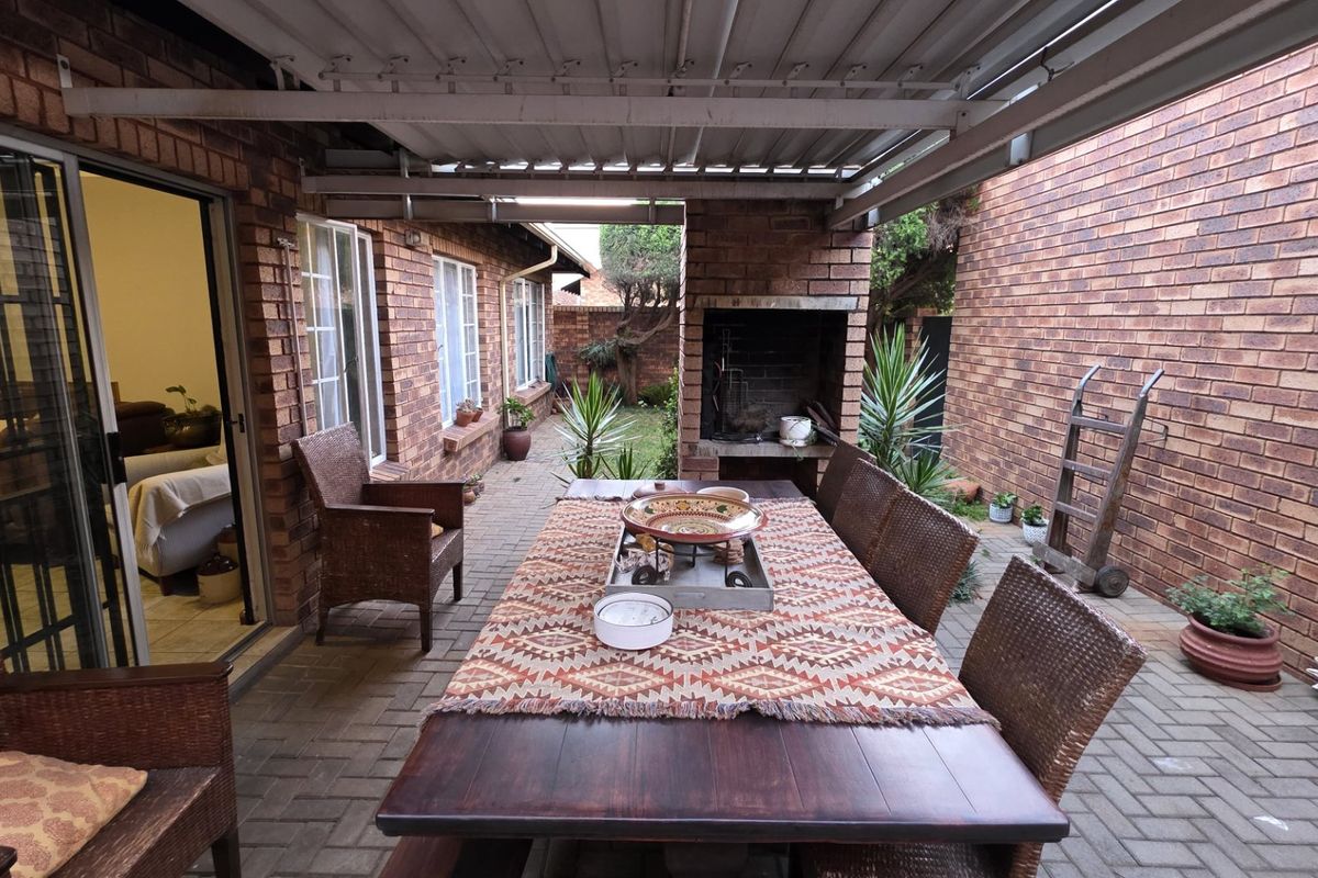 Spacious Magalieskruin Townhouse With Private Garden - Photo 2
