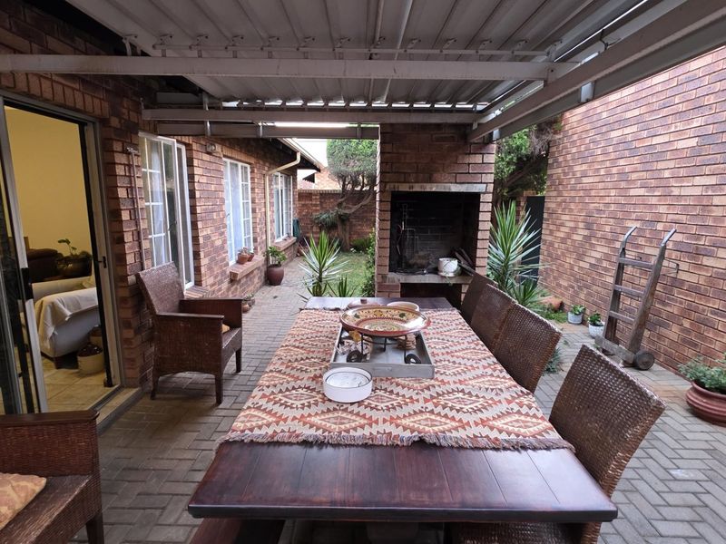 Spacious Magalieskruin Townhouse With Private Garden - Photo 2