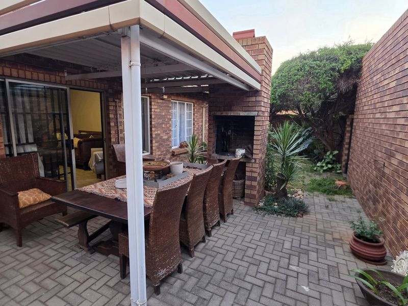 Spacious Magalieskruin Townhouse With Private Garden - Photo 1