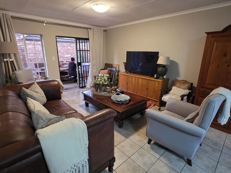 Spacious Magalieskruin Townhouse With Private Garden - Photo 10