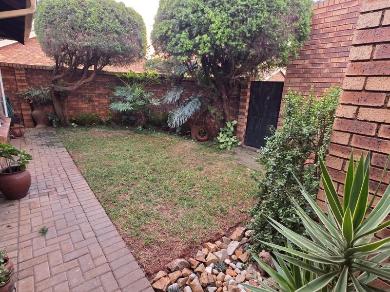 Spacious Magalieskruin Townhouse With Private Garden - Photo 8